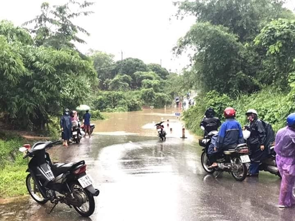 Nước sông đang lên khiến các tuyến đường bị chia cắt