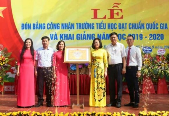 Bà Đỗ Thị Ngọc Thanh, Trưởng ban Tuyên giáo Thành ủy Vĩnh Yên trao bằng công nhận trường đạt chuẩn quốc gia mức độ 2 cho Trường TH Định Trung