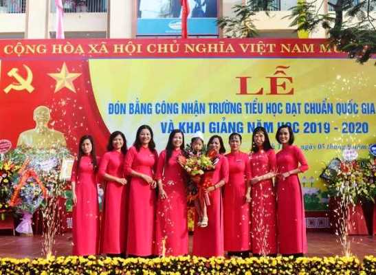 Những bó hoa tươi thắm dành tặng giáo viên Trường TH Định Trung