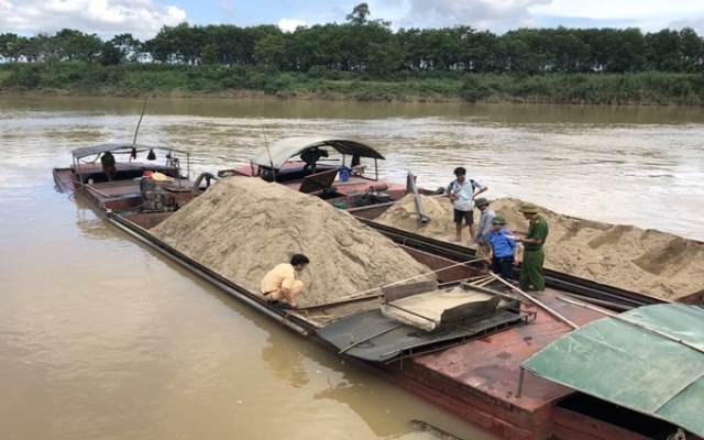 Qua 2 lần ra quân, Đoàn kiểm tra liền nghành tỉnh Nghệ An đã phát hiện, bắt giữ 11 tàu khai thác trái phép, đoạn qua huyện Thanh Chương