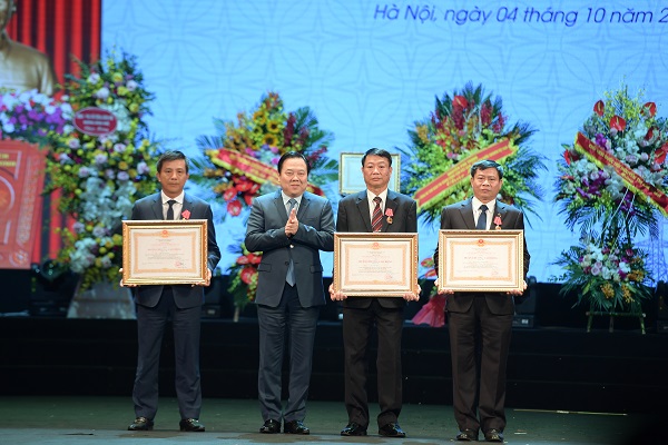 Ông Nguyễn Hoàng Anh - Chủ tịch Ủy ban Quản lý vốn nhà nước trao Huân chương Lao động hạng Ba cho các cá nhân: Ông Nguyễn Duy Mạnh Hùng - Phó Trưởng Ban Tổ chức nhân sự, ông Hà Tiến Dũng - Nguyên Trưởng ban Quan hệ cộng đồng, ông Phùng Kim Đại - Giám đốc Ban Quản lý phát triển điện lực