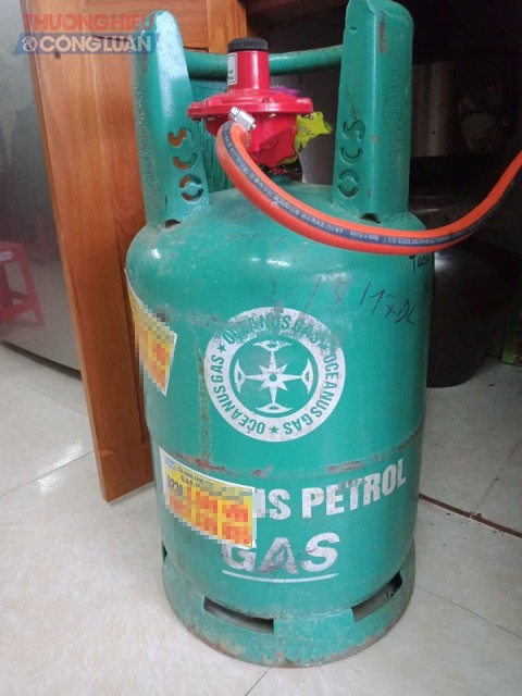 Tờ rơi quảng cáo là nhãn hàng gas Petrolimex nhưng thực tế vỏ bình lại là của một hãng gas khác được bán với giá thấp hơn.