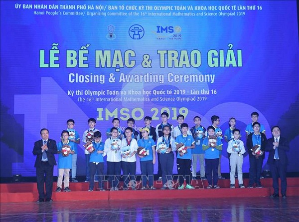 Trao huy chương Vàng môn Toán cho học sinh bảng B đạt giải.