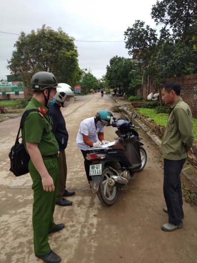 Một cá nhân bị xử phạt vì không đeo khẩu trang nơi công cộng