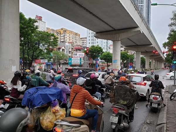 Chủ tịch UBND TP cũng khuyến cáo người dân ra đường phải sử dụng khẩu trang, đồng thời yêu cầu lực lượng chức năng tiếp tục kiểm tra, xử phạt người không đeo khẩu trang ở nơi công cộng. Ảnh chụp tại ngã tư Cầu Giấy - Trần Quý Kiên