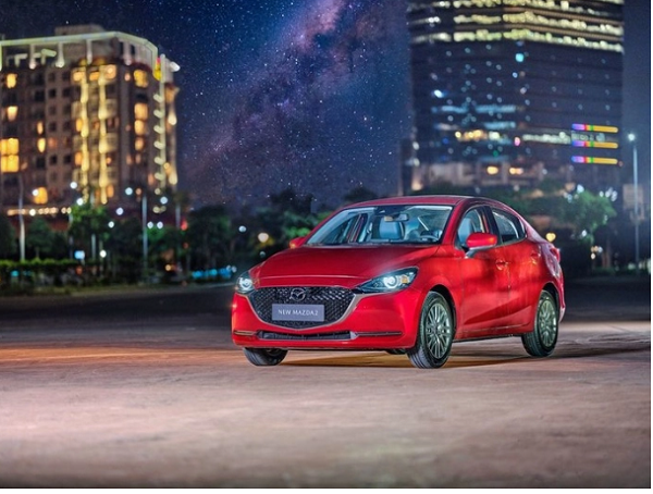Ra mắt vào tháng 3/2020, phiên bản nâng cấp Mazda2 2020 bán ra với 2 phiên bản là sedan và hatchback