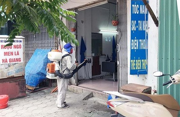 Phun thuốc phòng, chống sốt xuất huyết tại khu dân cư