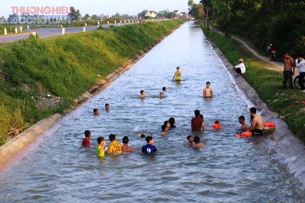 Ở nông thôn, nhiều năm trở lại đây nở rộ phong trào tắm, dạy bơi miễn phí ở các kênh mương thủy lợi