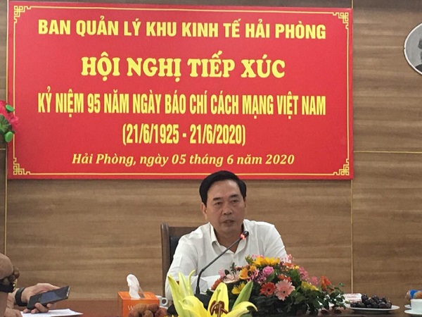 Đồng chí Phạm Văn Mợi, Trưởng Ban Quản lý Khu Kinh tế Hải Phòng cung cấp thông tin cho báo chí