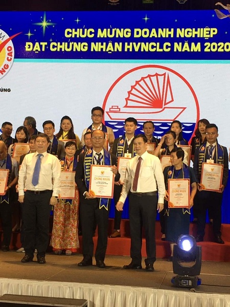 Ông Trần Trọng Thanh, Phó giám đốc Công ty Cổ phần Thủy sản 584 Nha Trang nhận chứng nhận Hàng VNCLC 2020