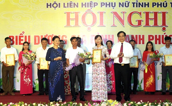 Phó chủ tịch UBND tỉnh Nguyễn Thanh Hải và Lãnh đạo Trung ương Hội LHPN Việt Nam trao Giấy chứng nhận cho các gia đình hạnh phúc tiêu biểu giai đoạn 2016 - 2020.