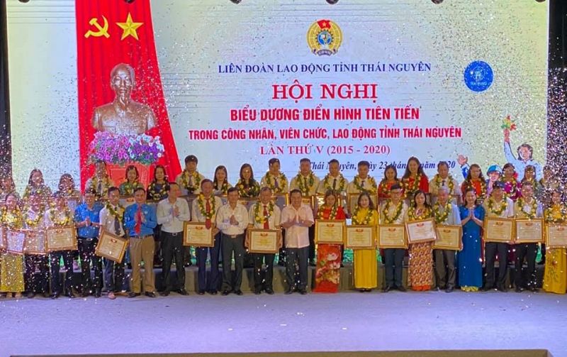 Đại diện lãnh đạo tỉnh, LĐLĐ tỉnh Thái Nguyên tặng Bằng khen cho các điển hình tiên tiến.