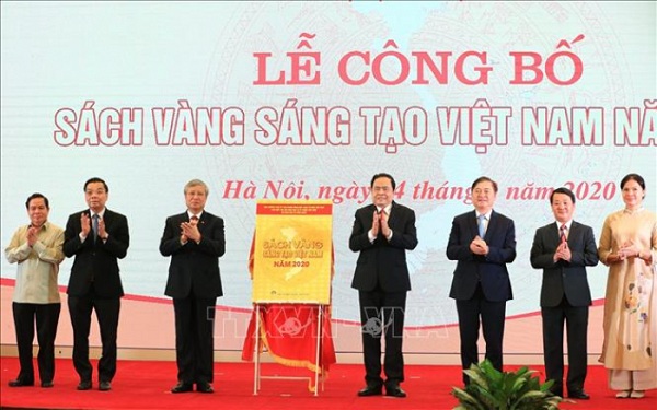 Các đại biểu thực hiện nghi lễ Công bố Sách vàng Sáng tạo Việt Nam năm 2020.