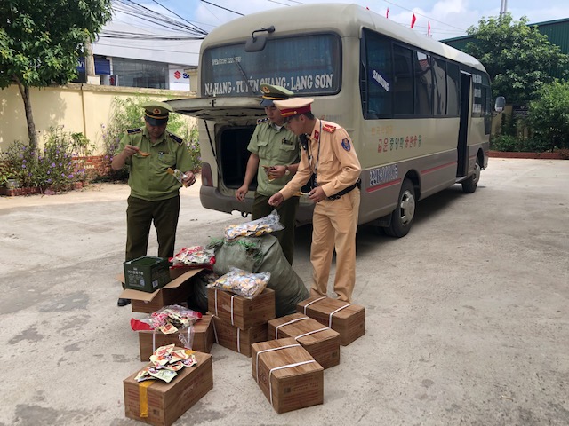 Phương tiện và một phần tang vật là thực phẩm nhập lậu được vận chuyển trên xe, ảnh: Lê Nghĩa