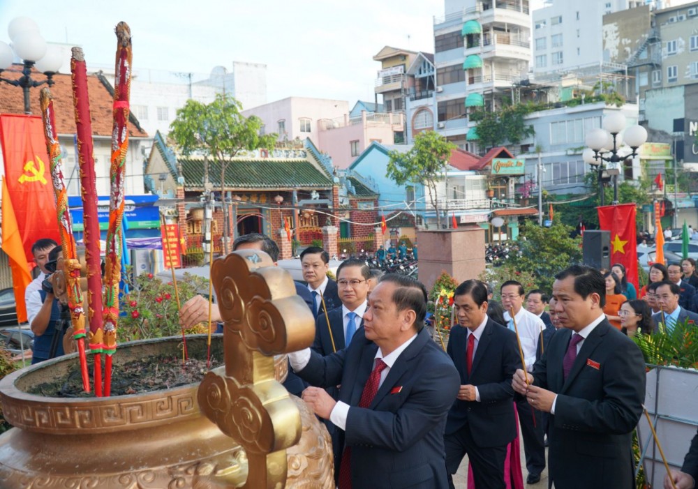 Đại biểu dâng hoa, thắp hương, viếng Tượng đài Bác Hồ. Ảnh: ANH DŨNG