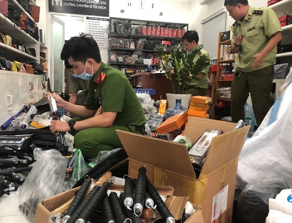 Lực lượng chức năng phát hiện số lượng lớn hung khí nguy hiểm tại shop túi xách Minh Trang (TP HCM)