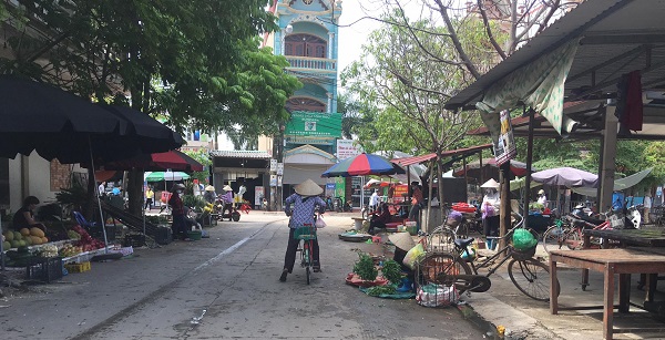 Tình trạng các hộ dân bày bán hàng hóa trên vỉa hè khiến mất an toàn giao thông