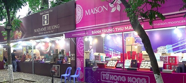 Điểm bán bánh Trung thu trên phố Phan Đình Phùng thưa vắng khách (Ảnh Công Thương)