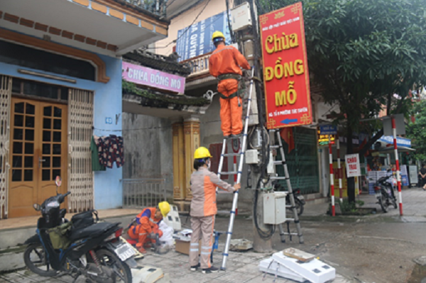 Công nhân Điện lực Điện lực TP. Thái Nguyên đang thực hiện thay thế công tơ điện tử