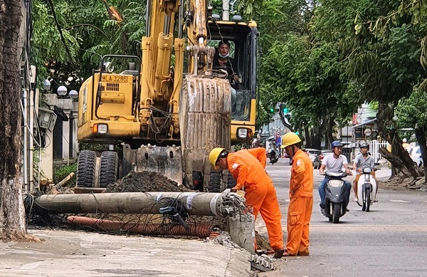 Bão số 5 làm hơn 400 cột điện gãy đổ