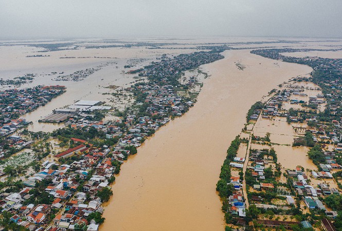 Mưa lũ hoành hành các tỉnh miền Trung làm nhiều người chết, mất tích và hơn 100 nghìn ngôi nhà bị ngập, hư hỏng