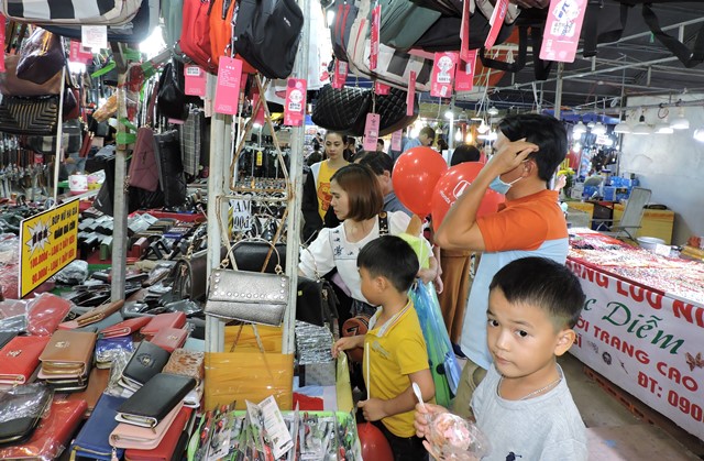 Người dân tham quan, mua hàng tại Hội chợ