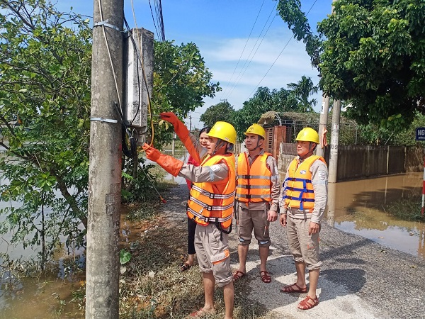 ... và hỗ trợ khách hàng kiểm tra đường dây điện sau công tơ.