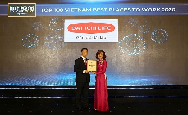 Đại diện Dai-ichi Life Việt Nam nhận giải thưởng từ đơn vị tổ chức