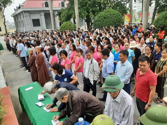 Đông đảo người dân phường Hội Hợp hưởng ứng buổi phát động ủng hộ đồng bào miền Trung.