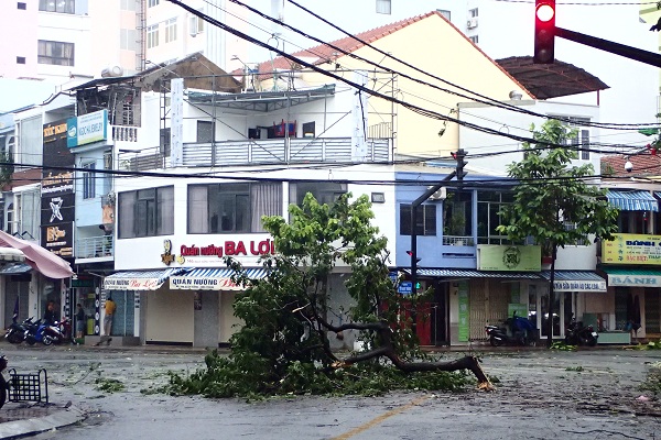 Ngã tư Tô Hiến Thành- Bạch Đằng lúc 9 giờ 51 phút