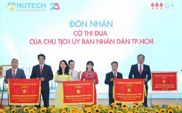 Trường ĐH Công nghệ TPHCM nhận Cờ thi đua của Chủ tịch UBND TPHCM