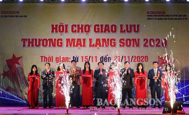 Các đại biểu cắt băng khai mạc Hội chợ giao lưu thương mại Lạng Sơn năm 2020