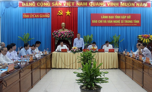 Phó Bí thư Thường trực Tỉnh ủy Lê Văn Nưng phát biểu chỉ đạo tại hội nghị