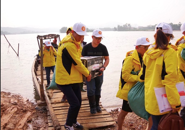 Đoàn từ thiện của HDMon đã trực tiếp đến những xã xa xôi, chịu ảnh hưởng nặng nề nhất của 2 tỉnh Quảng Bình và Quảng Trị để trao những phần quà cứu trợ