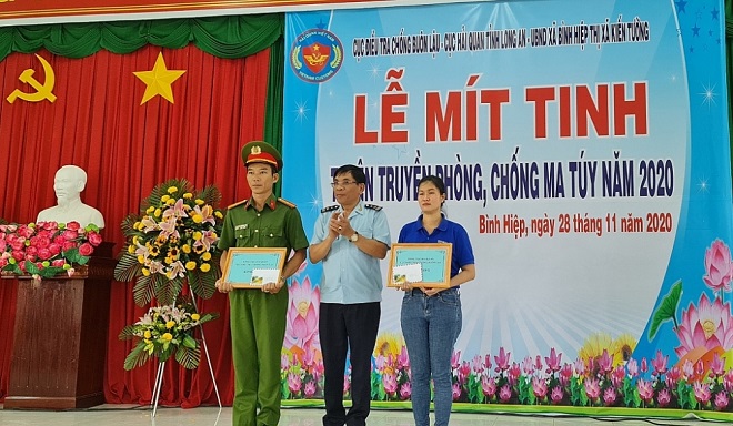 Đại diện Cục Điều tra chống buôn lậu trao giấy khen và quà cho 2 đơn vị có thành tích trong công tác phòng, chống ma túy.