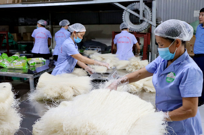 Sản phẩm Mỳ gạo Hùng Lô của HTX Mỳ gạo Hùng Lô, Thành phố Việt Trì đạt chuẩn OCOP 4 sao tham gia Hội chợ.