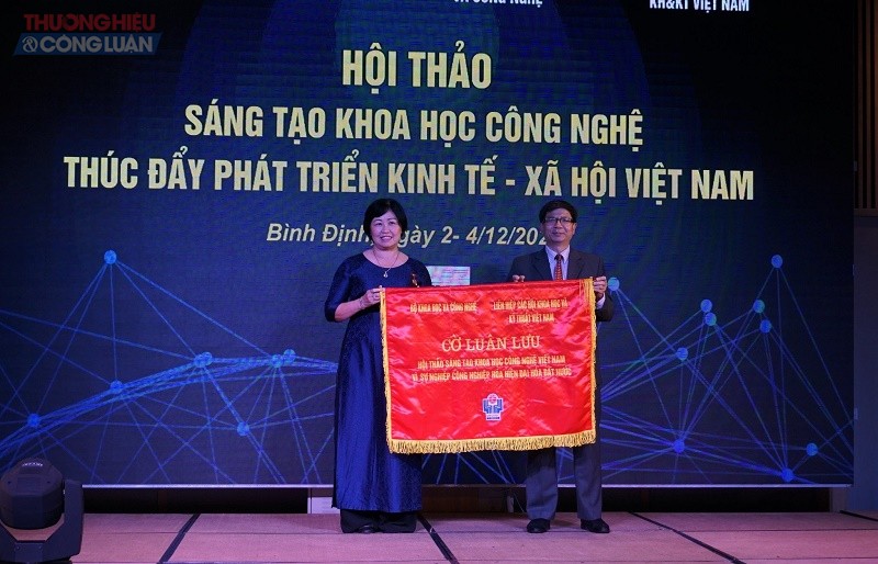 Trao cờ thi đua cho các đơn vị có thành tích xuất sắc trong việc ứng dụng công trình đoạt giải thưởng