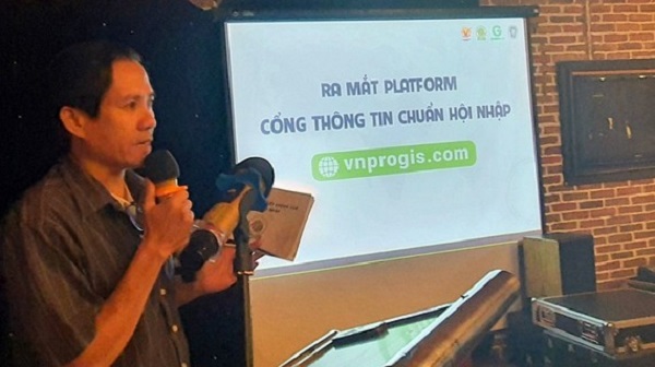 Đại diện Ban tổ chức giới thiệu về Cổng thông tin “Chuẩn hội nhập” kết nối với khách hàng thế giới.