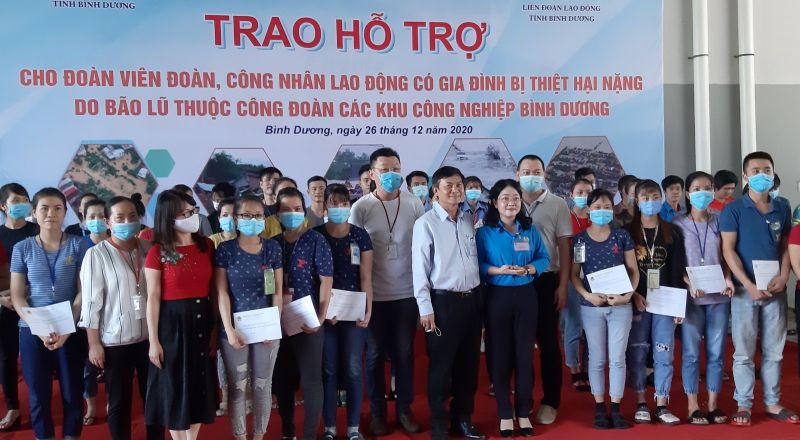 Ông Nguyễn Văn Lộc (thứ 6 từ phải sang), Ủy viên Thường vụ, Trưởng Ban Dân vận Tỉnh ủy, Chủ tịch Ủy ban MTTQ Việt Nam