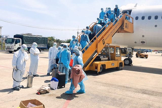 Sau khi tiến hành giám sát thân nhiệt, 57 công dân Việt Nam được chuyển cách ly và chăm sóc tại Trung tâm huấn luyện dự bị động viên (thuộc Bộ chỉ huy quân sự TP. Đà Nẵng)