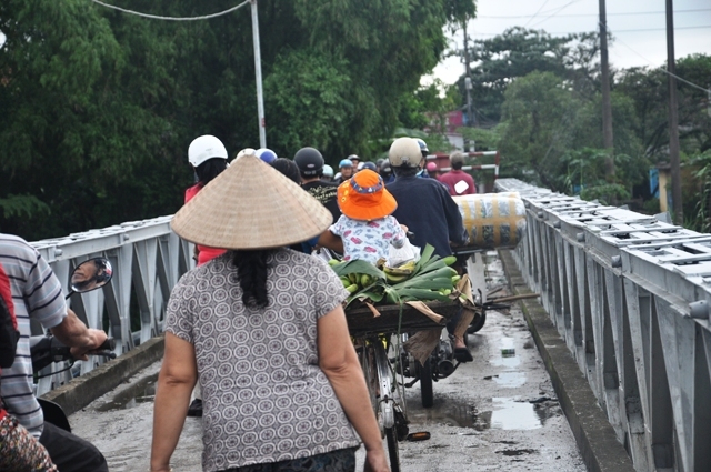 Nỗi khổ của người dân chen chúc lưu thông qua cầu