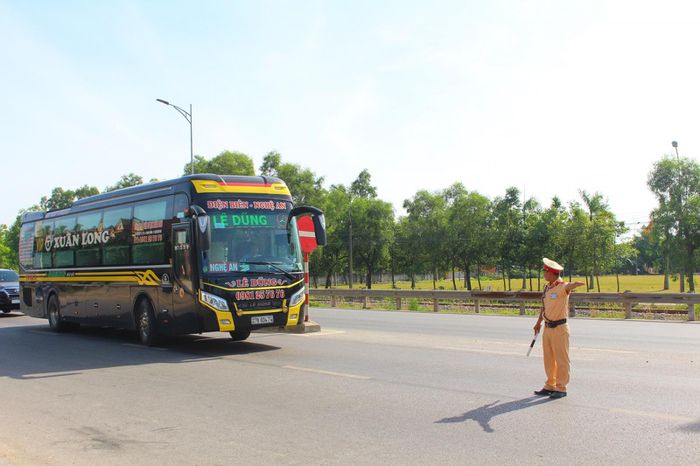 Lực lượng CSGT kiểm tra trên tuyến Quốc lộ 1A