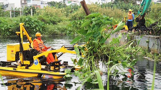 Vớt rác bằng tổ hợp công nghệ mới. Ảnh: QUỐC HÙNG