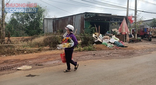 Người dân rời chợ với tâm trạng hồ hởi khi lựa chọn được những thứ cần thiết cho ngày Tết