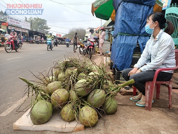 …hay hàng giày dép,… đều được các tiểu thương bày ra vỉa hè để mọi người lựa chọn