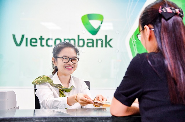 Khách hàng giao dịch tại Vietcombank