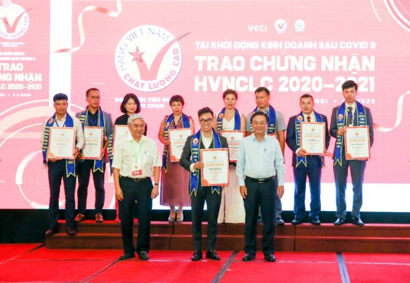 Thạc sỹ Nguyễn Minh Hoàng nhận giải thưởng Hàng Việt Nam chất lượng cao