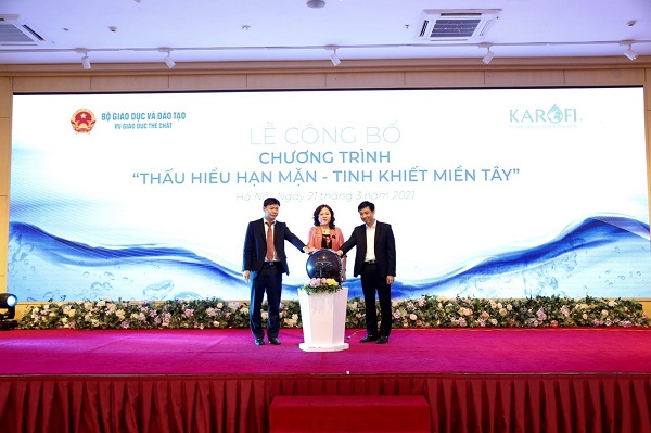 Các đại biểu thực hiện nghi thức công bố chương trình “Thấu hiểu hạn mặn - Tinh khiết miền Tây”