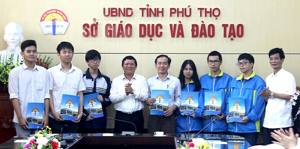 Lãnh đạo Sở Giáo dục và Đào tạo tặng quà động viên các em học sinh tham gia kỳ thi