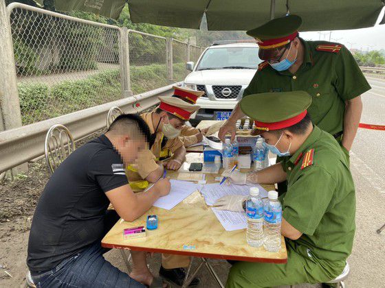 Lãnh đạo Cục Cảnh sát giao thông, Bộ Công an (CSGT) cho biết, ngày đầu ra quân đợt cao điểm bảo đảm trật tự, an toàn giao thông (TTATGT) dịp lễ 30/4 và 1/5 CSGT toàn quốc đã kiểm tra, phát hiện xử lý 8.716 trường hợp vi phạm; phạt tiền 9,9 tỷ đồng